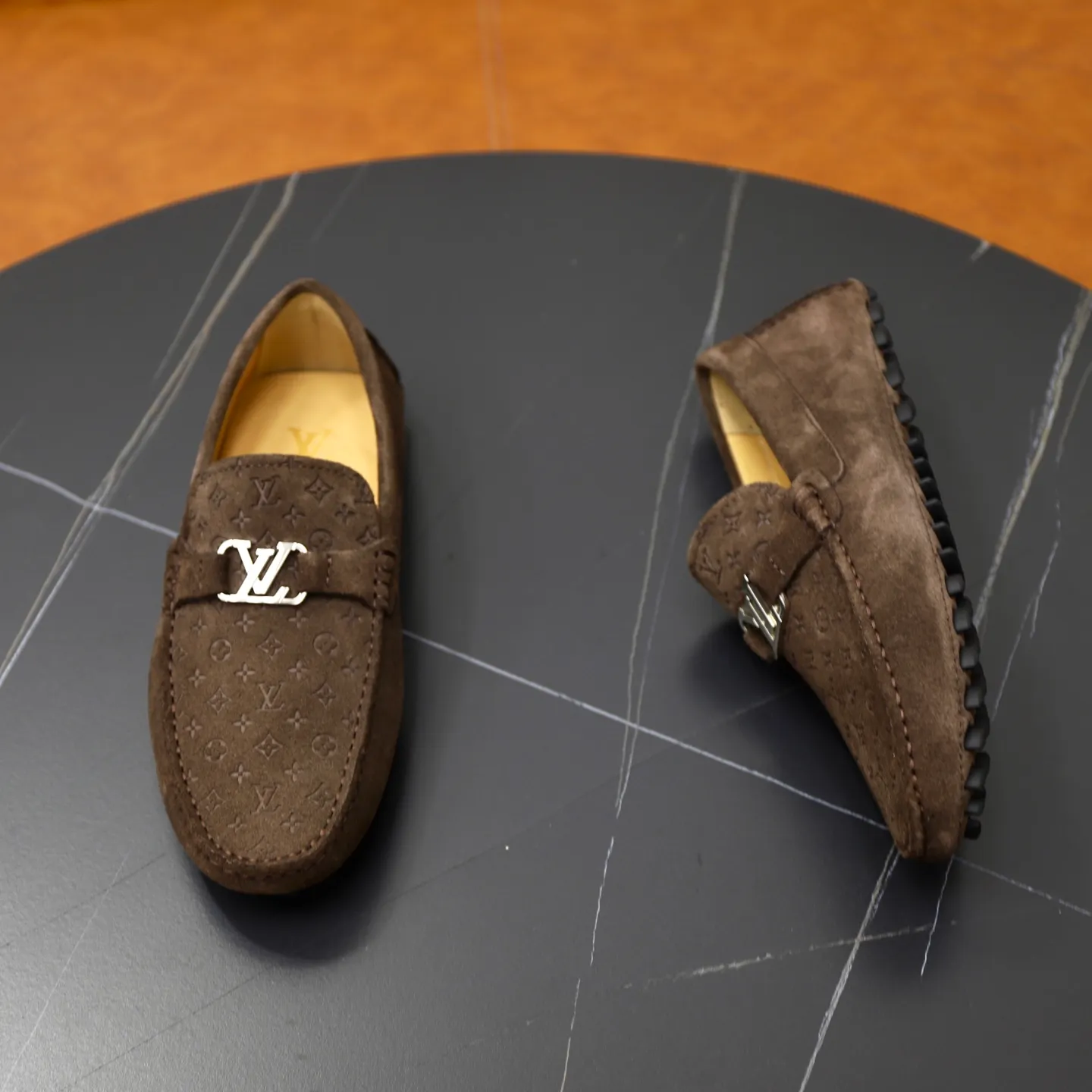 Ex-factory price: 480💰【LV】Louis Vuitton ⚠️High-end men’s driving and pedal series ⚠️38-44 (customized for 45) ⚠️All original cowhide leather! Thick and soft! Made entirely of calfskin lining! The latest non-slip beanie sole! Three-dimensional package technology! Fashionable and classic! Handicrafts! Original high quality! Feel free to compare!